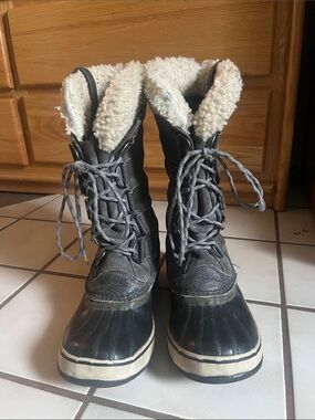 Sorel Women’s Gray Lace-Up Winter Boots with Shearling Lining